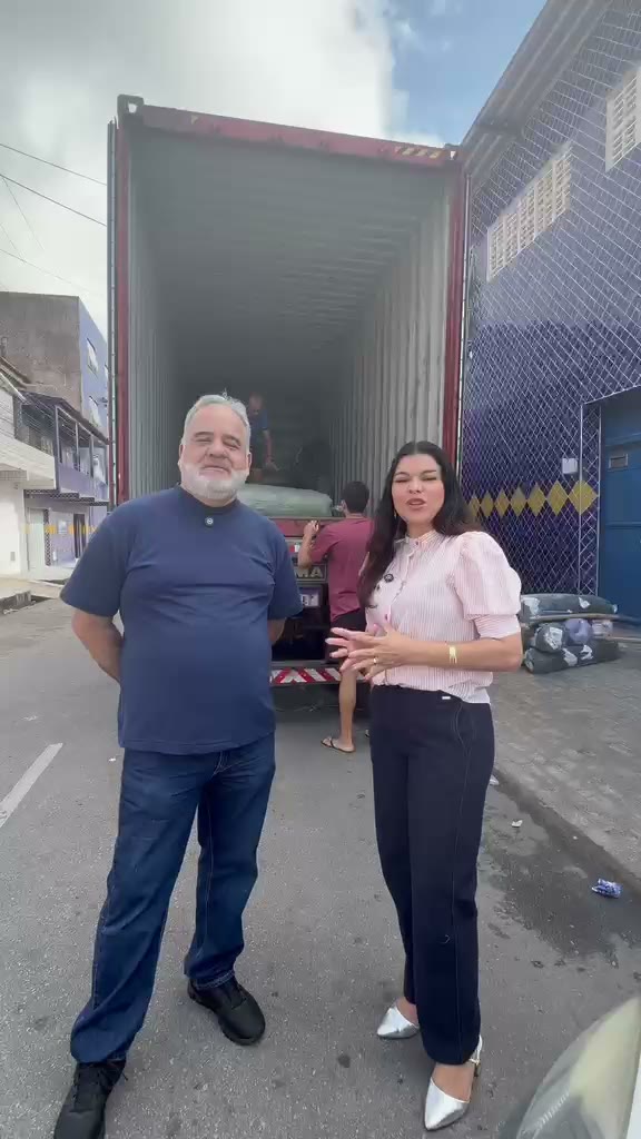 Marcos, da Mark Fardamentos, com a equipe BRChina na frente do contêiner de tecidos
